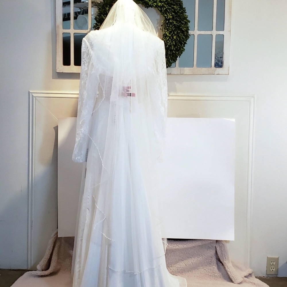 David's Bridal Ivory Beaded Edge Mid-Length Veil - Picture 4 of 7